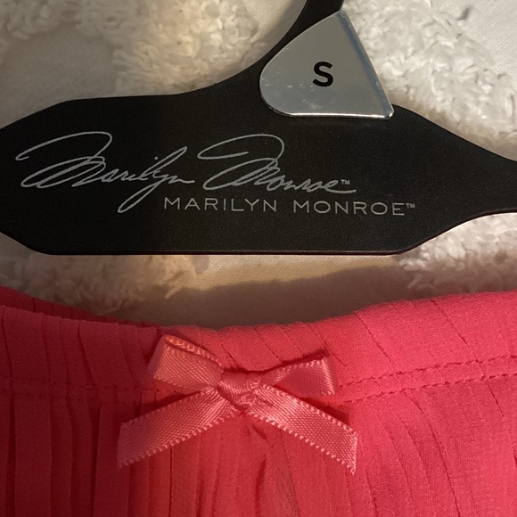 Marilyn Monroe Pink Pleated lingerie - Picture 4 of 5